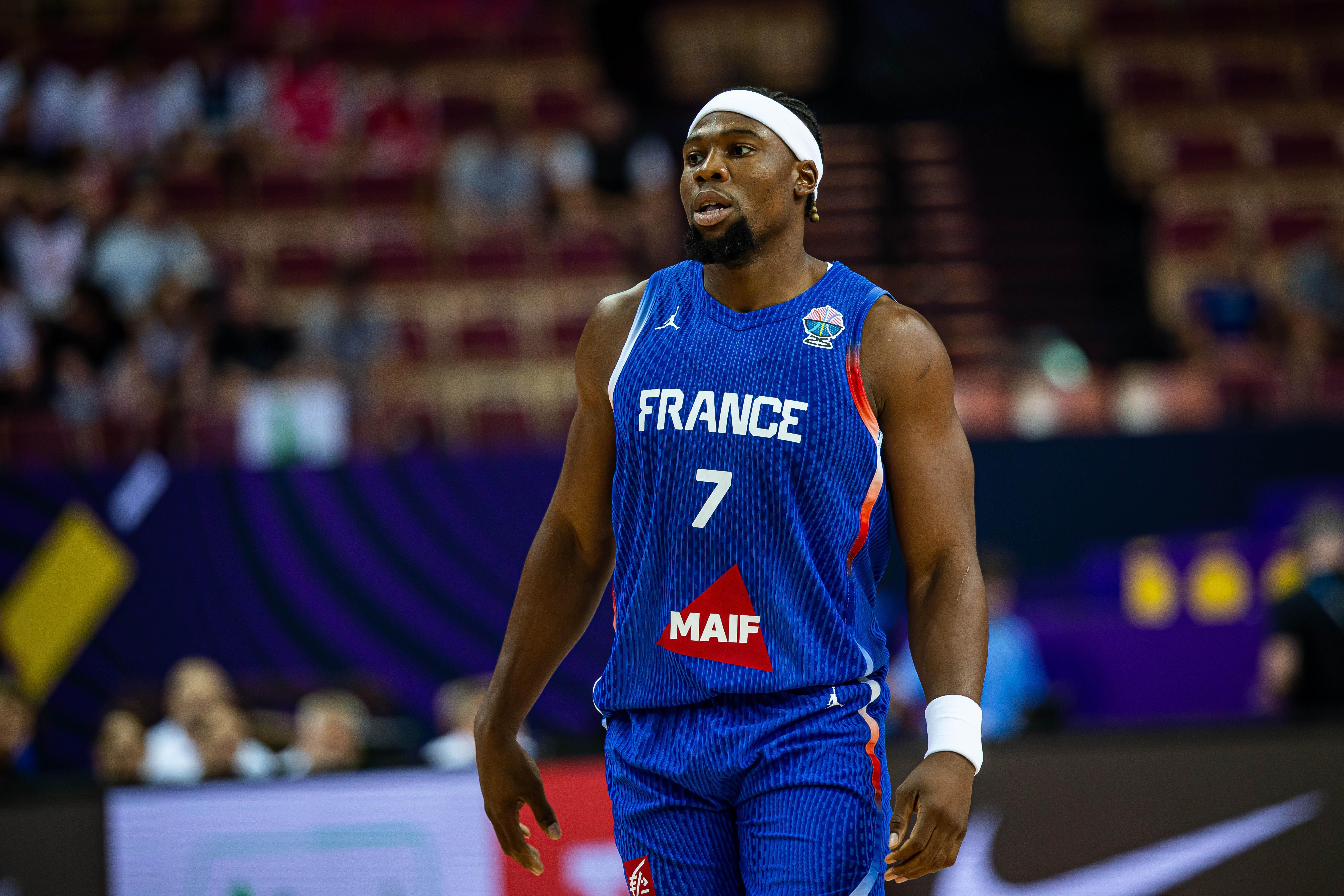 竞彩-稳定发挥！亚布塞莱5中2&amp;amp;三分3中1拿到6分7篮板2助攻2抢断