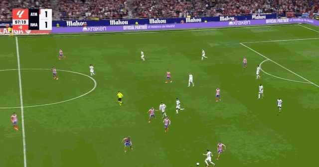 1727647479482044892.gif 【西甲】马竞1比1皇马,米利唐进球,科雷亚绝平